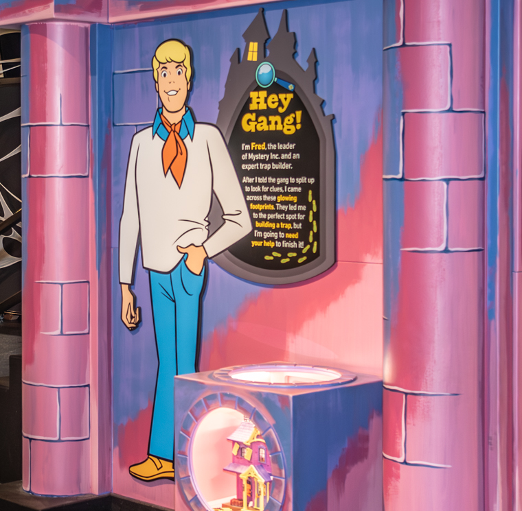 Fred takes on investigating some glowing green footprints and asks young detectives to follow