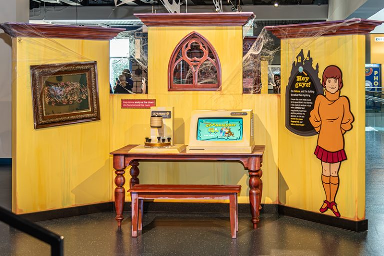 Using a clue analyzer, amateur sleuths need to find the connections between the clues to discover