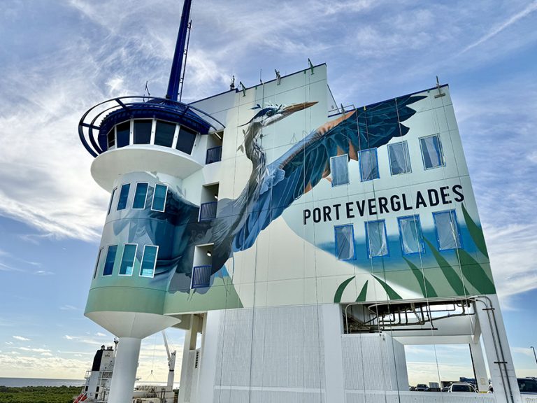 The mural captures the impressive wingspan of the great blue heron. (Photo by Broward Cultural Division)